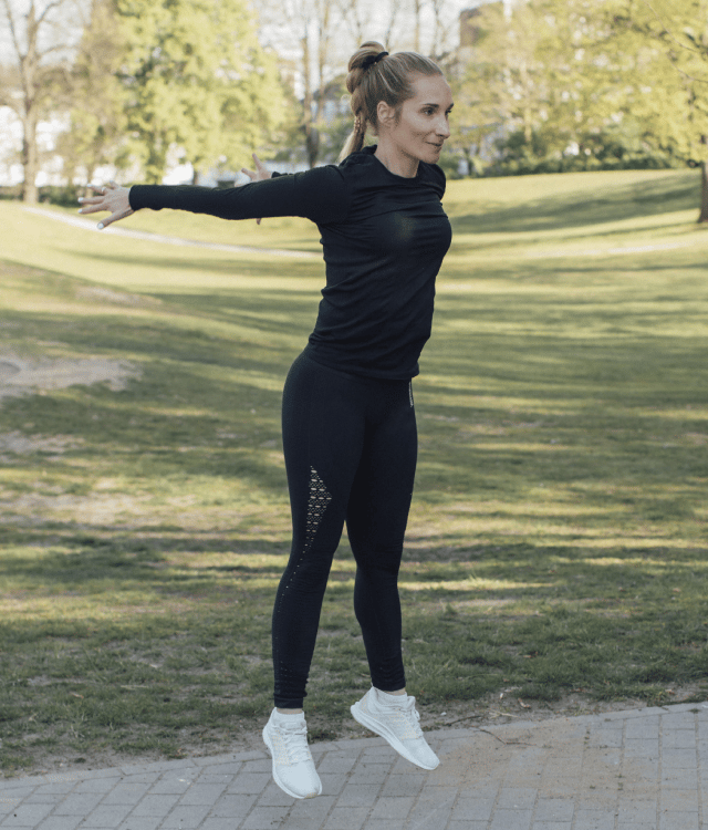 Frau beim Stretching